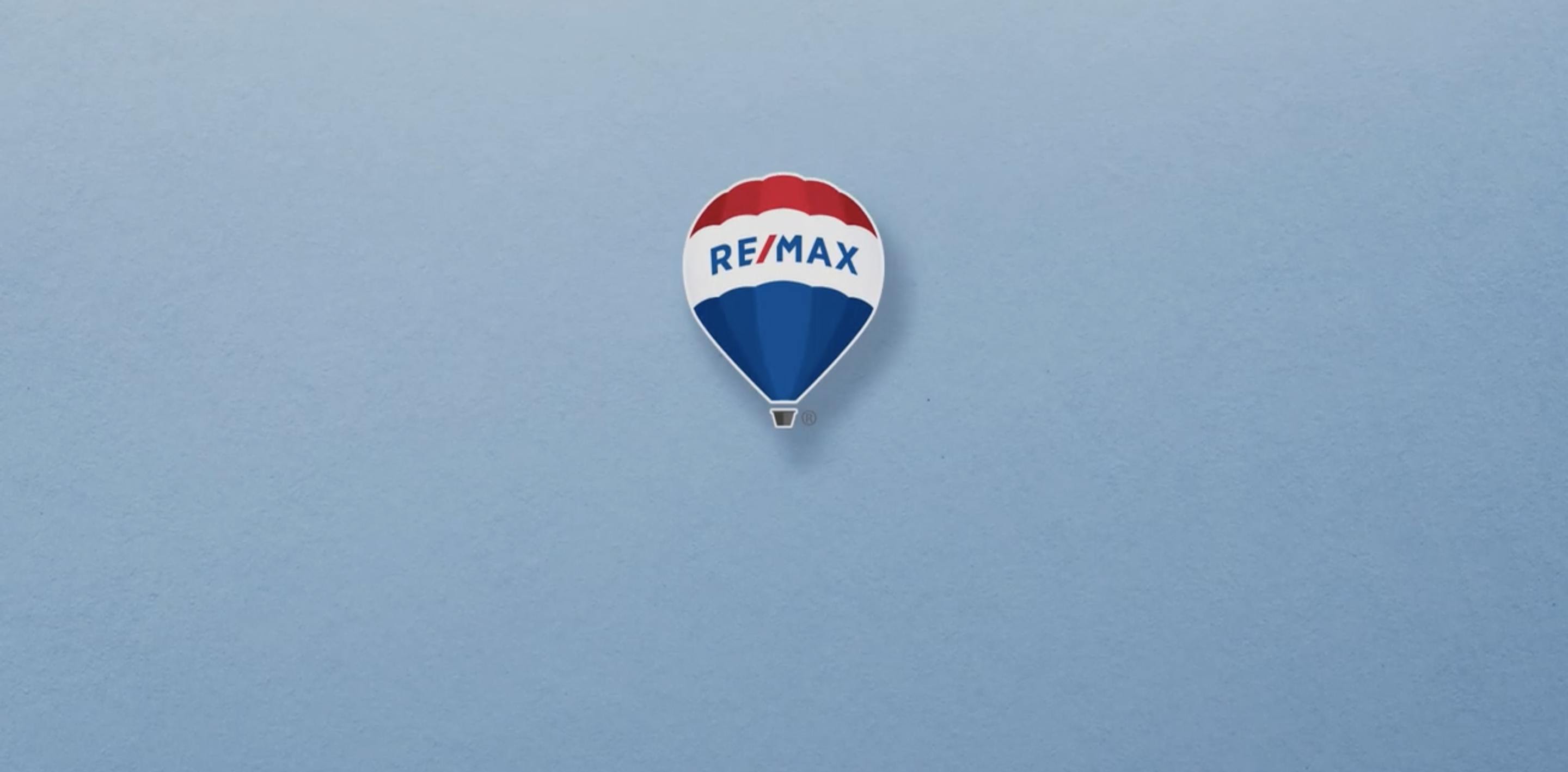 RE/MAX Balloon with blue background
