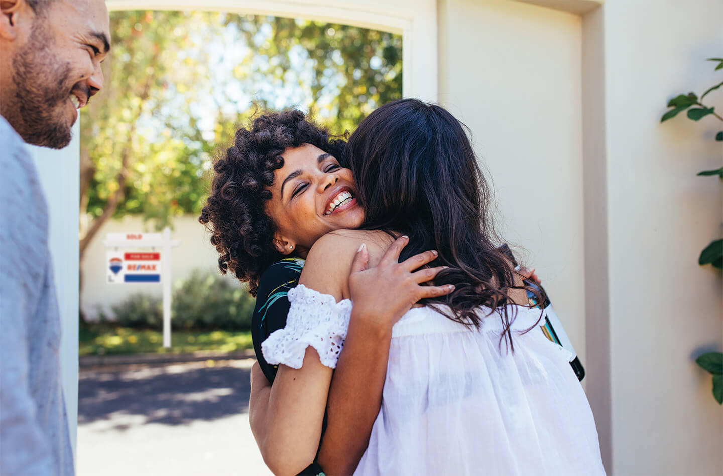remax-culture-kindness-min woman hugging