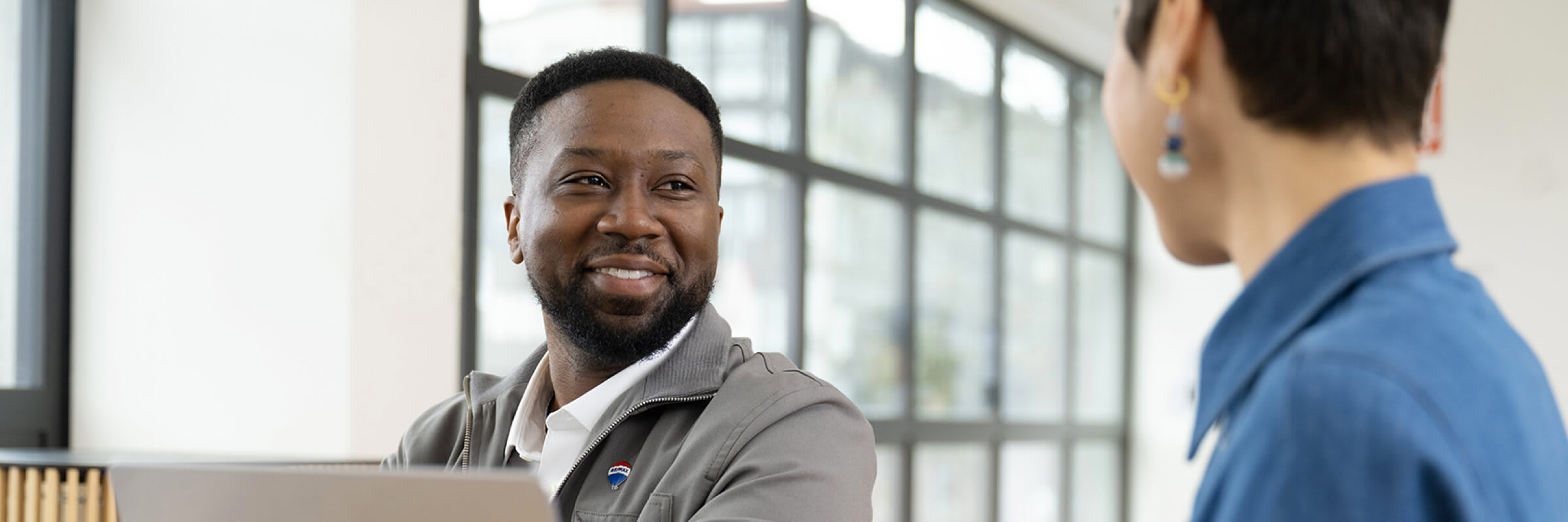 join-ca-blog-5-marketing-advantages-being-with-big-brand-feat making eye contact