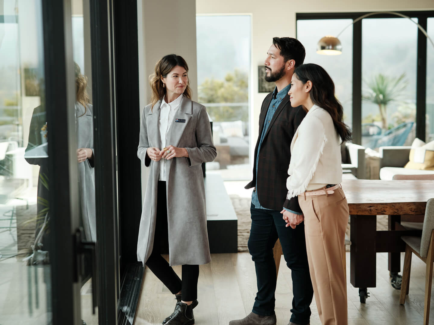 remax-luxury-agent-showing-home-Werner_Fuji_1898-min