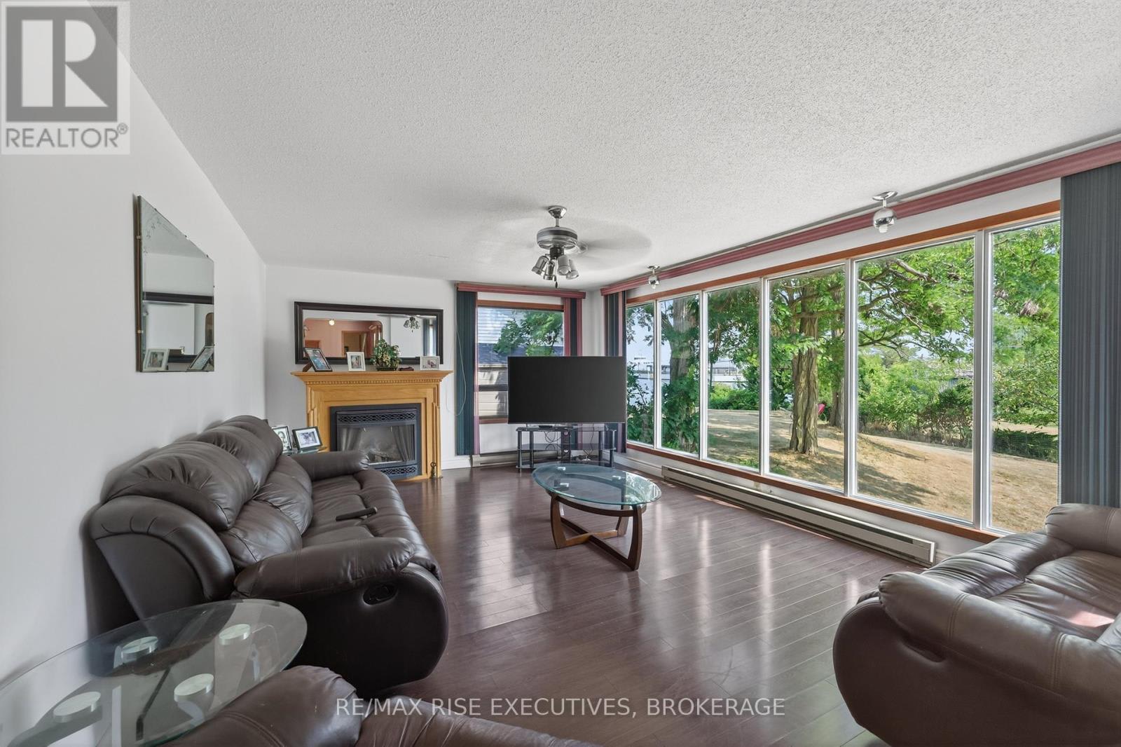 14 Highway 9r – Living Room