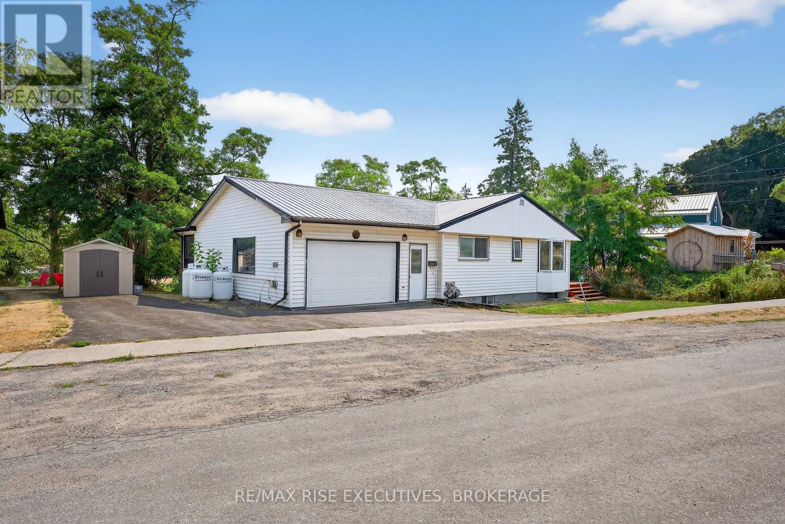 14 Highway 9r – Exterior