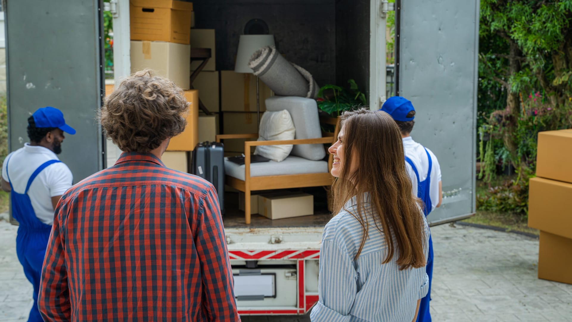 Hiring Movers vs. DIY Moving Which Saves More Money in Canada