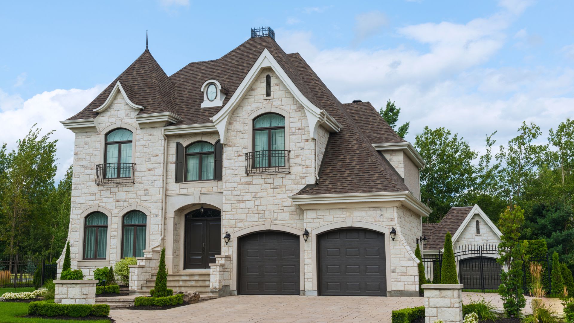What Luxury Buyers Care About That Most Listings Get Wrong