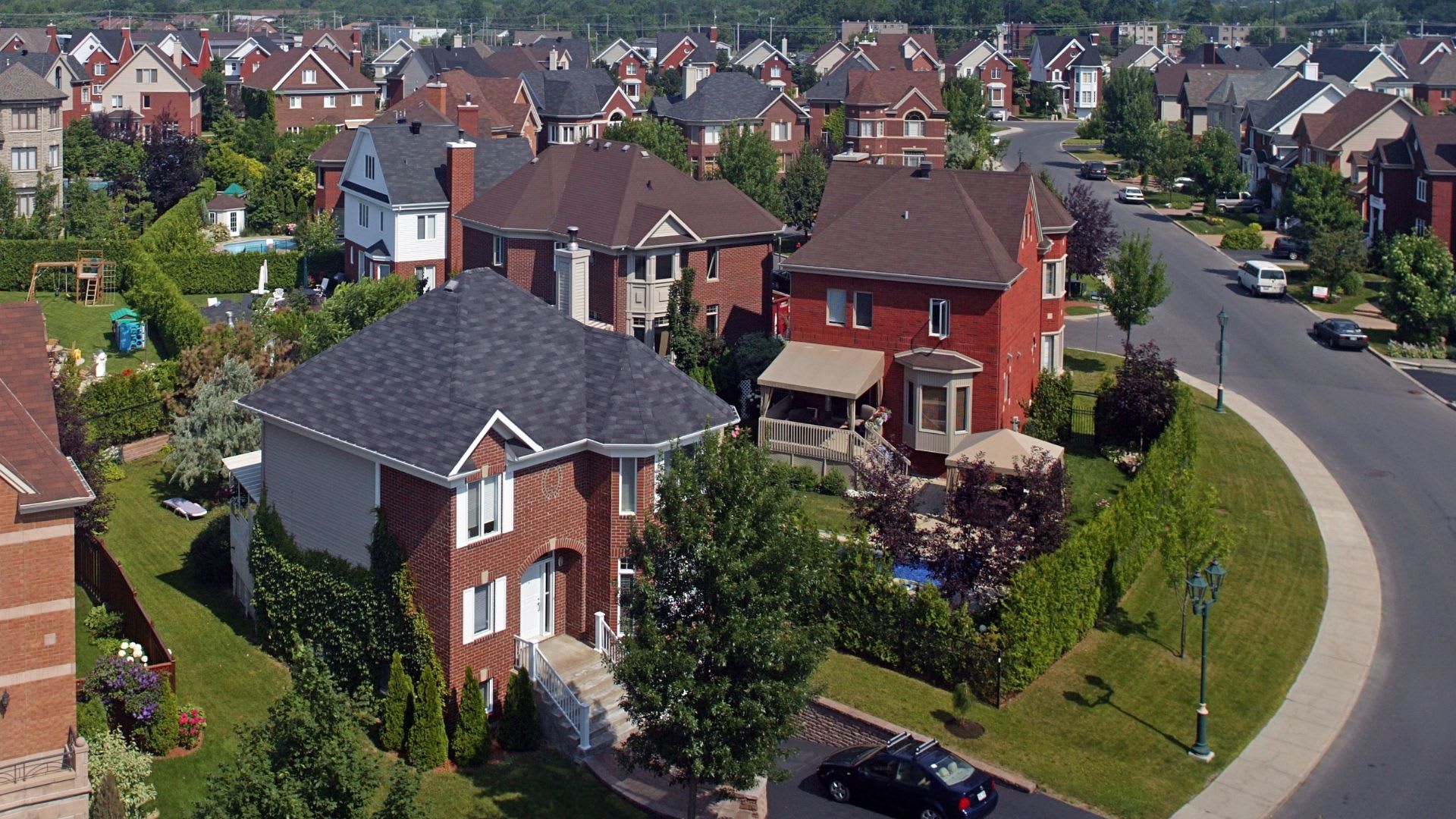 Detached Houses in Toronto and Vancouver