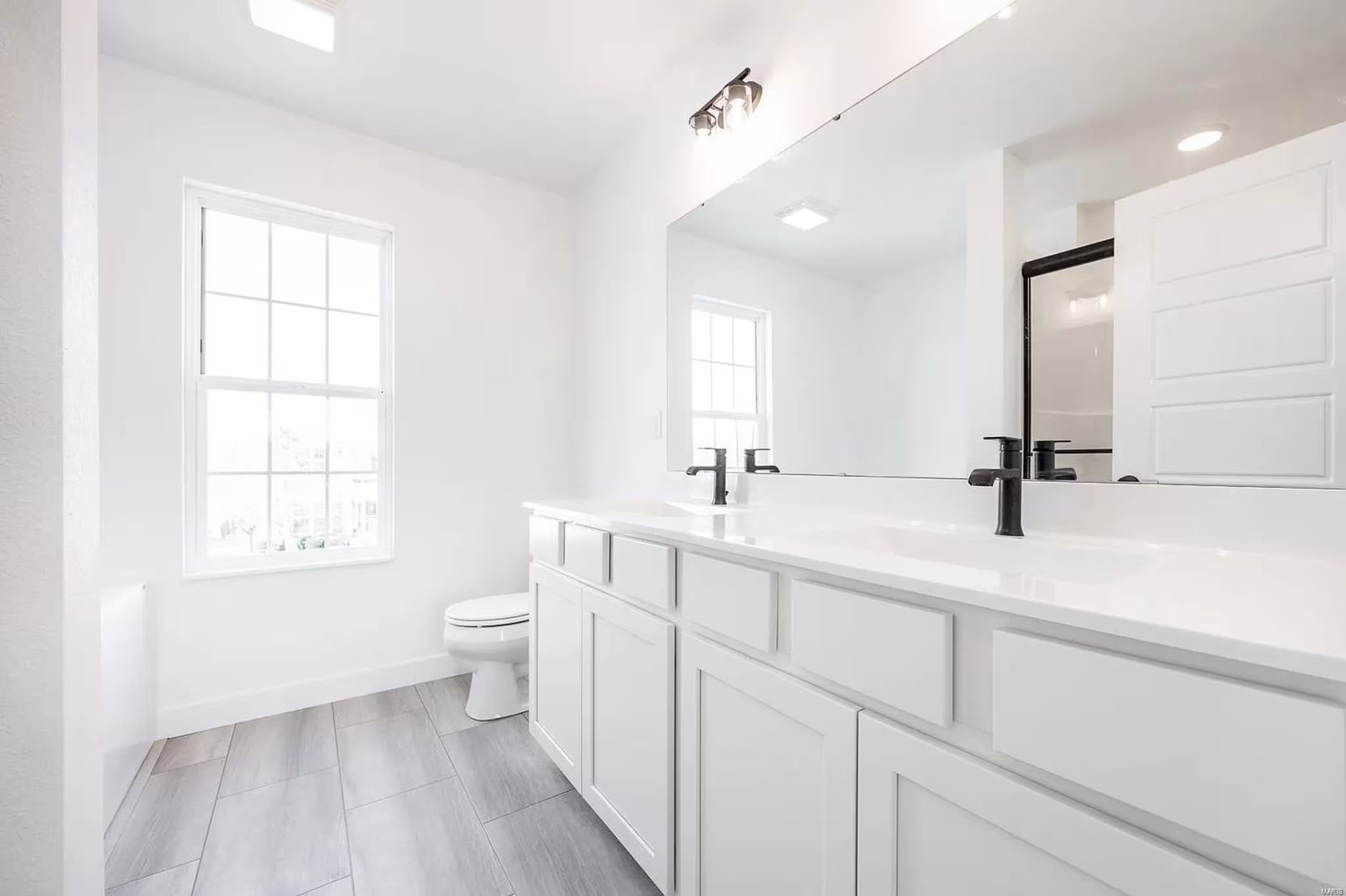 Interior Photo - Franklin