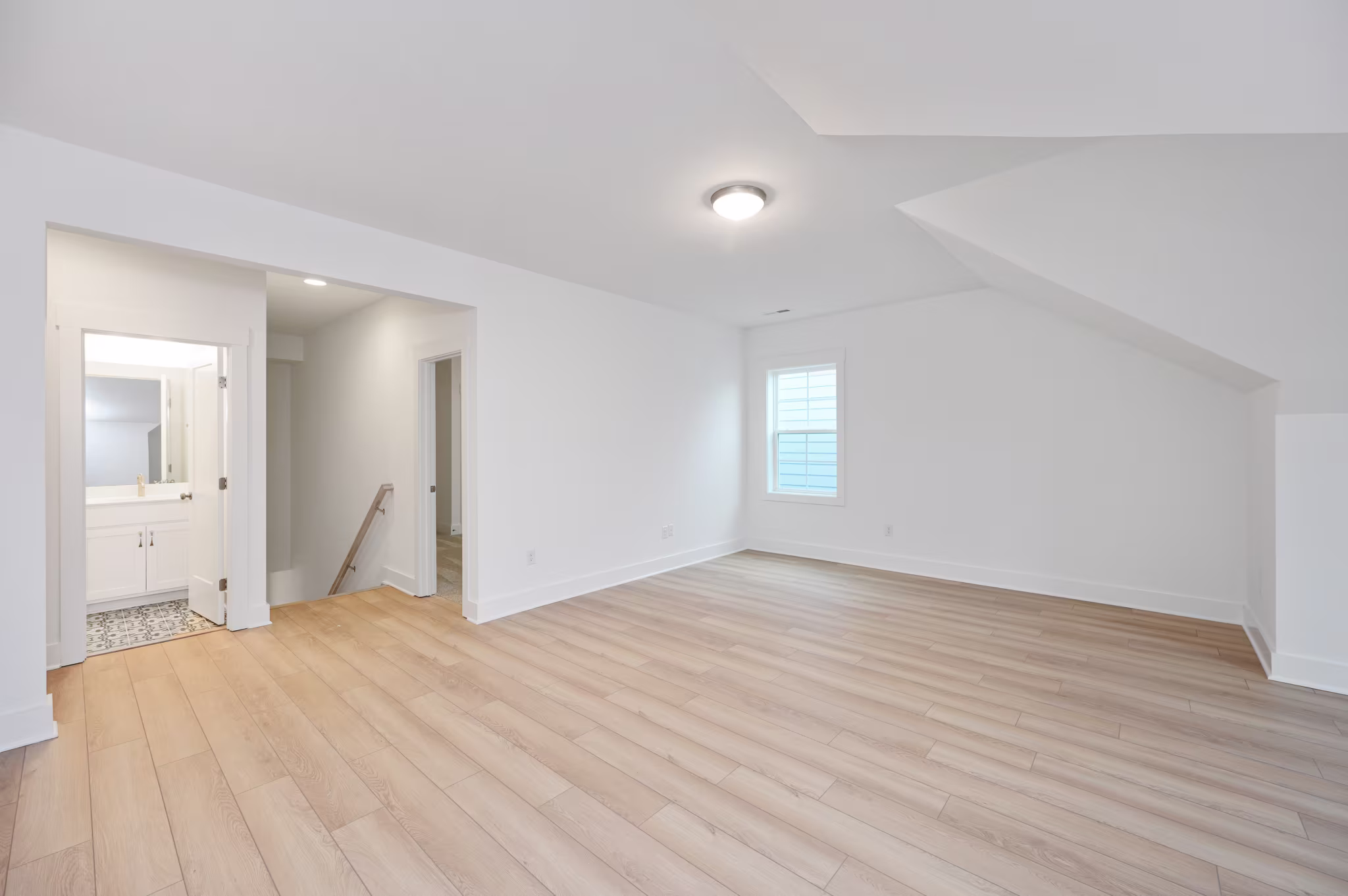 Beau - Interior Photo 9