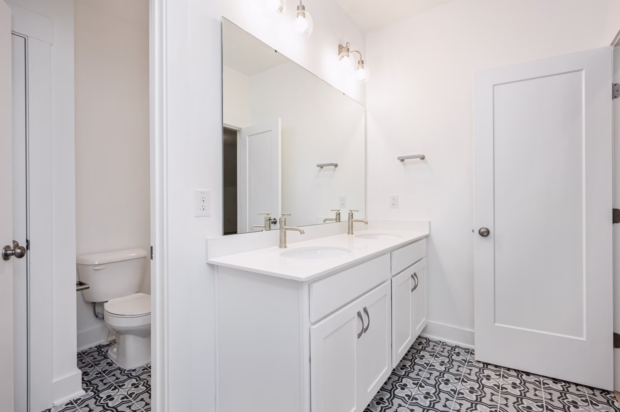 Beau - Interior Photo 6