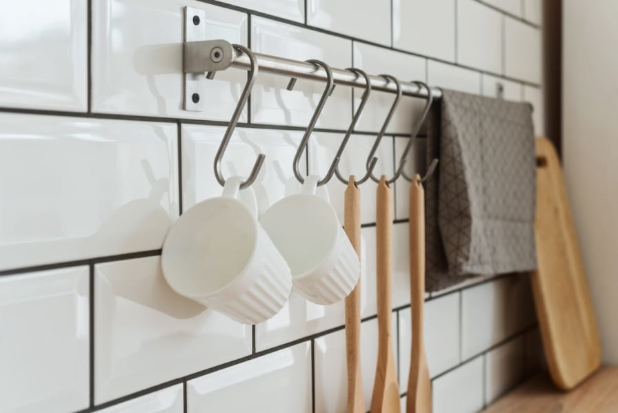 https://res.cloudinary.com/rent-blogs/image/upload/c_scale,w_448,h_299,dpr_2/f_auto,q_auto/v1678284862/hanging_storage_kitchen_shutterstock_1242497533.jpg?_i=AA