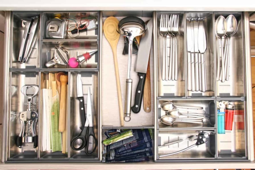 https://res.cloudinary.com/rent-blogs/image/upload/c_scale,w_448,h_299,dpr_2/f_auto,q_auto/v1678292946/kitchenorganization_utensildrawer_shutterstock_65628751.jpg?_i=AA