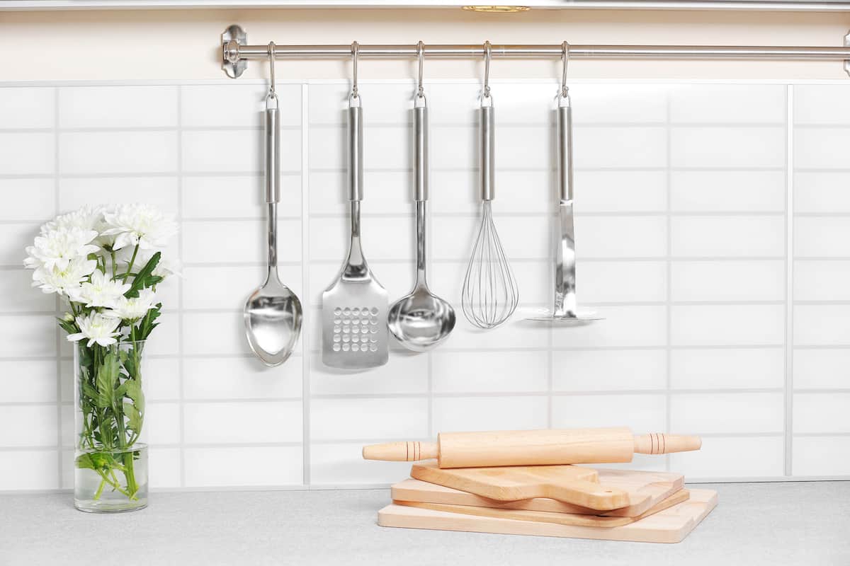 https://res.cloudinary.com/rent-blogs/images/f_auto,q_auto/v1678325638/hanging_utensils/hanging_utensils.jpg?_i=AA