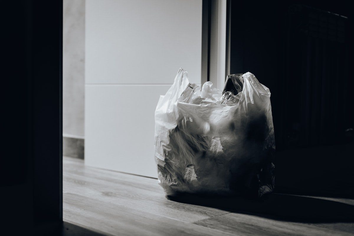 https://res.cloudinary.com/rent-blogs/images/f_auto,q_auto/v1678336600/trash-bag-in-hallway-pexels-juan-pablo-serrano-arenas-1549528/trash-bag-in-hallway-pexels-juan-pablo-serrano-arenas-1549528.jpg?_i=AA