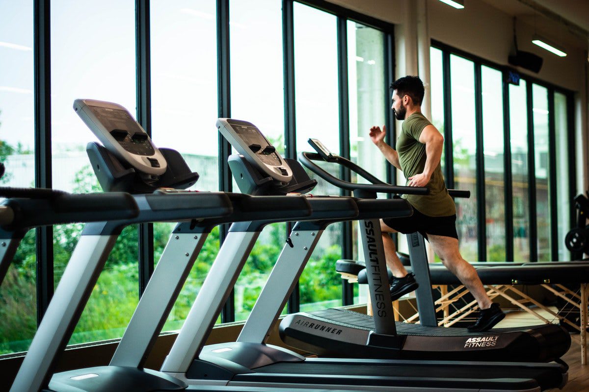 https://res.cloudinary.com/rent-blogs/images/f_auto,q_auto/v1678336603/guy-running-on-treadmill-pexels-william-choquette-1954524/guy-running-on-treadmill-pexels-william-choquette-1954524.jpg?_i=AA