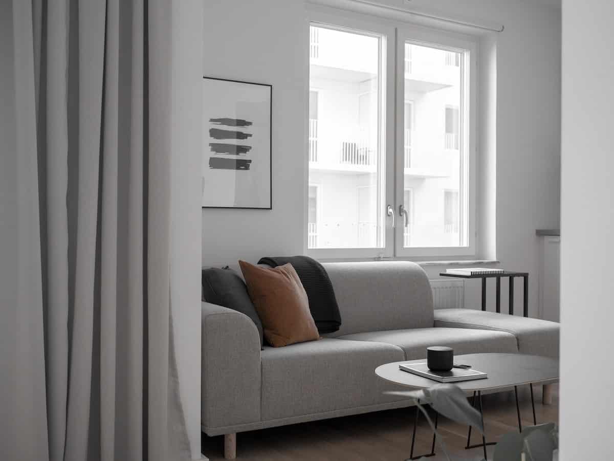 Un canapé dans un appartement.