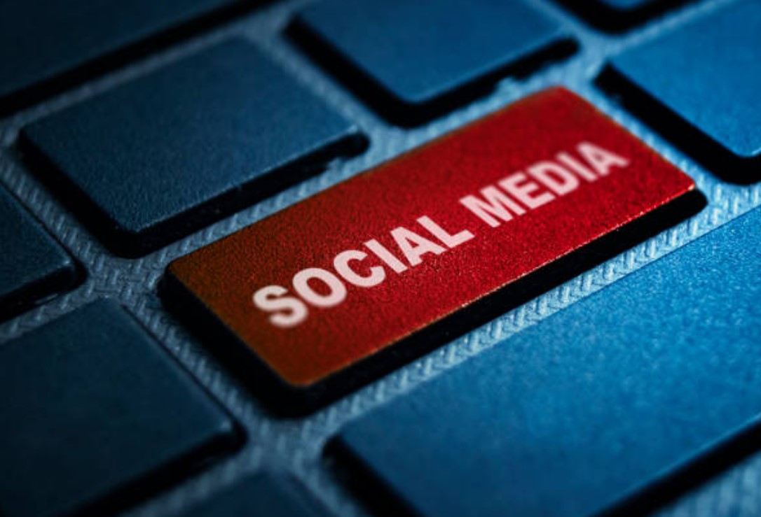 What are the advantages of marketing using social media.
