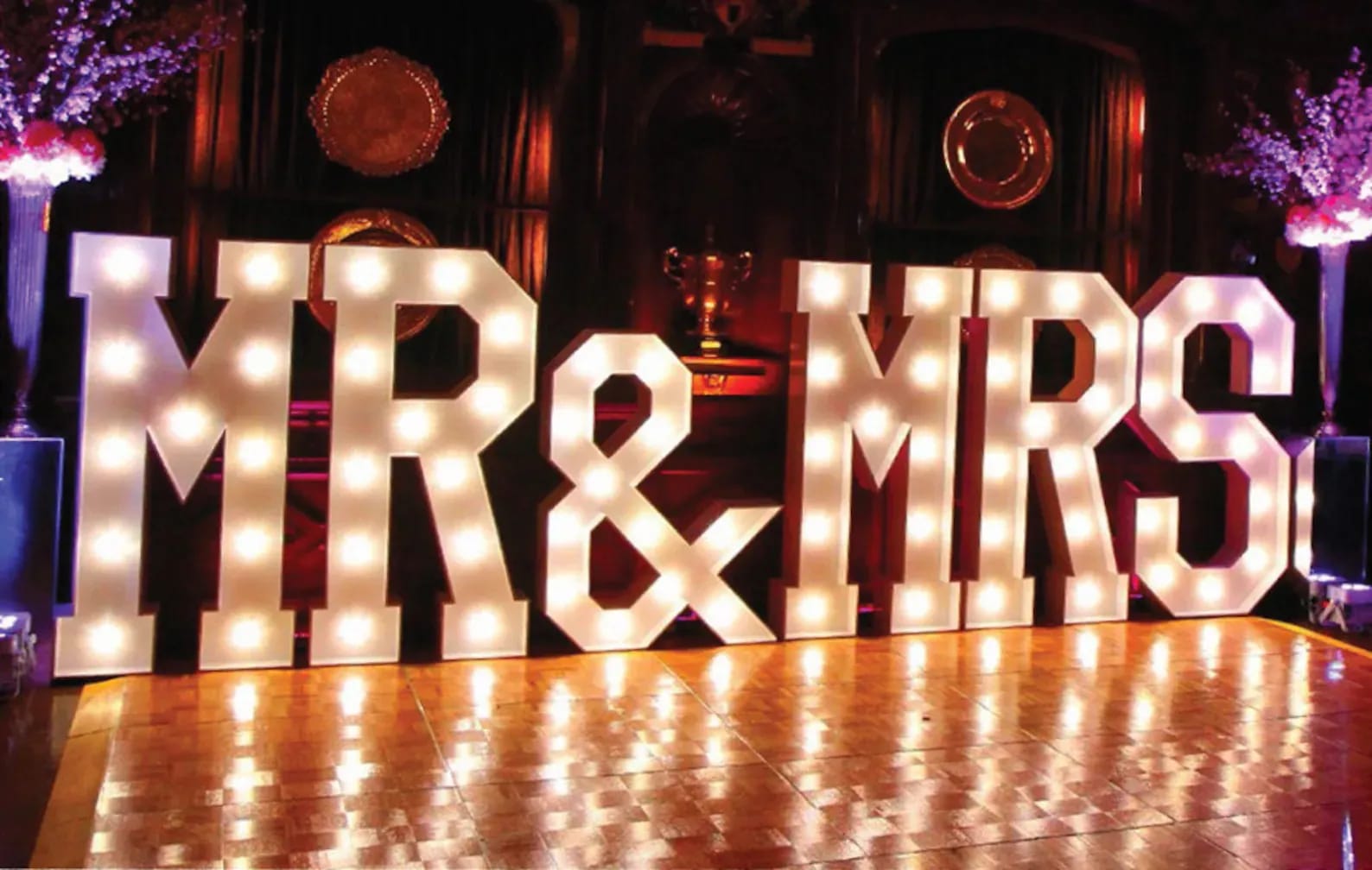 A sign that says mr and mrs on it