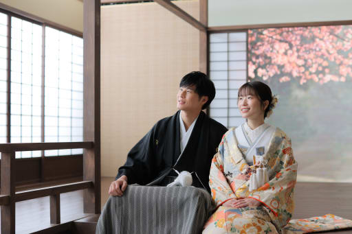 縁側に座りながら