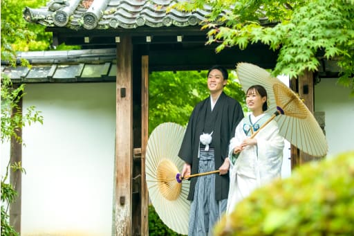 撮影当日は少し雨模様で、和傘が大活躍する日となりました。