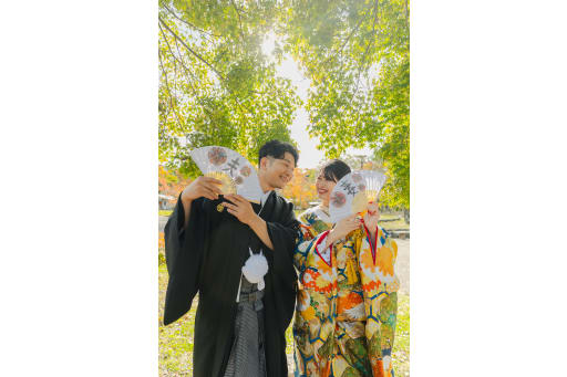 夫婦扇子を使って