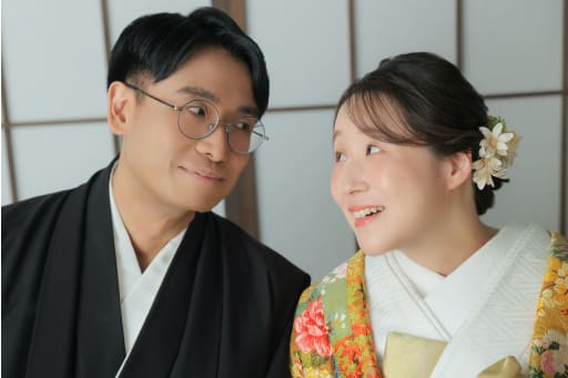 笑顔で見つめ合う、おふたりの仲良しアップショット