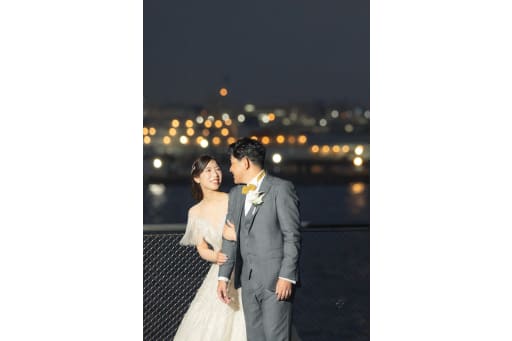 夜景の粒が照らし出すロマンチックな二人