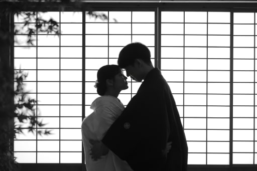 モノクロ背景で