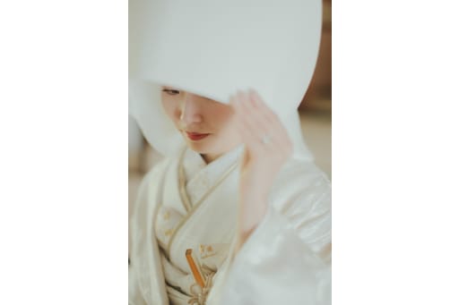 綿帽子をつけて