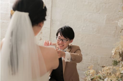 新郎様の緊張した表情も