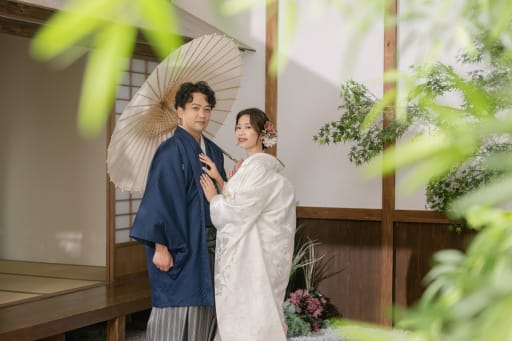 傘を持って寄り添って