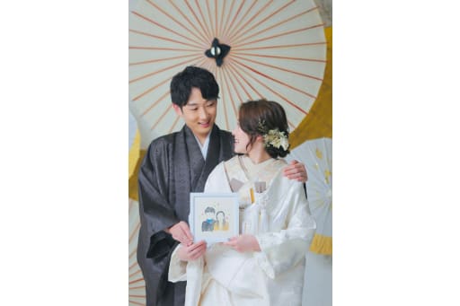 持ち込みのアイテムの似顔絵を持って