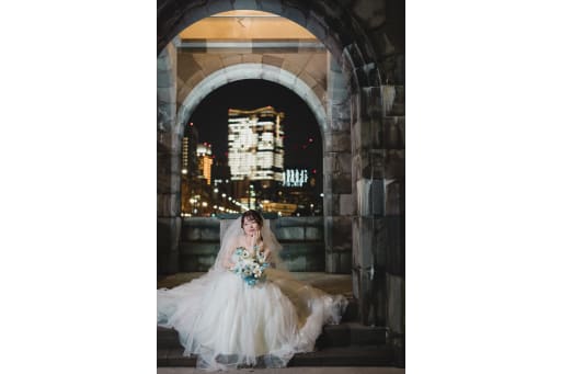 階段で座ったショットも