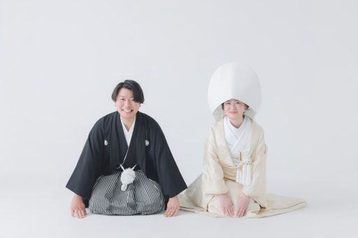 三つ指を立てて、感謝を伝える晴れ姿