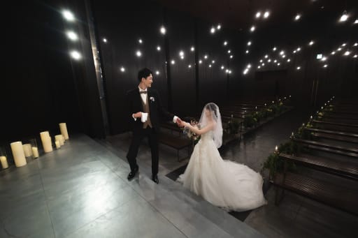 新婦様の手をとって