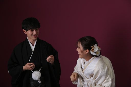 ピンク色セットの撮影はとても楽しく、笑いが絶えない時間でした！撮影はまだまだ続きます！