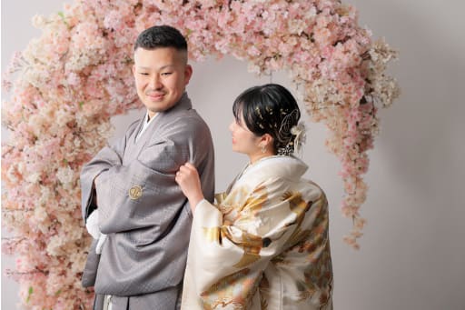 袖を引っ張る新婦様