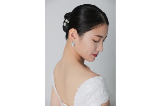 ドレスの背中ラインとヘアスタイルがきれいに見える角度で撮影。細部までこだわったヘアメイクがしっかり写真に残ります。