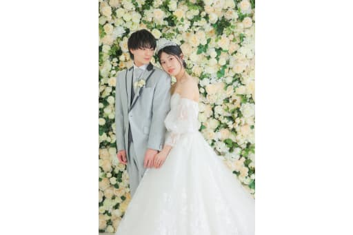 満開のお花に囲まれて。 手と手を繋いだ幸せの瞬間。