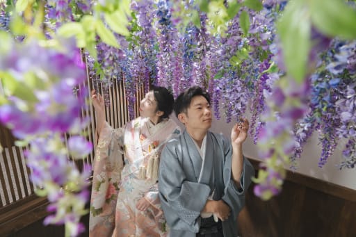 藤の花を触って