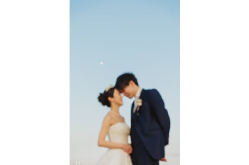 月に見守られる寄り添うふたり