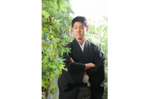 凛々しさと温かみが宿る新郎様のソロカット