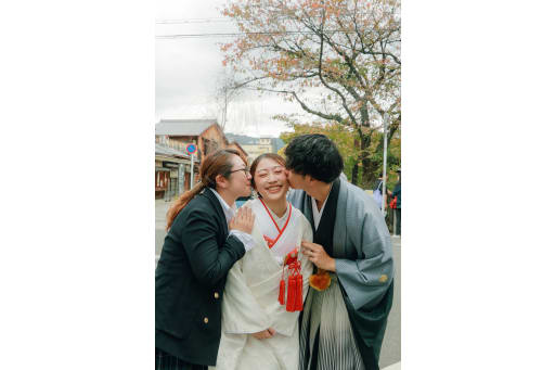 最後に撮影したのは、新婦様を愛するお二人のキスシーン。