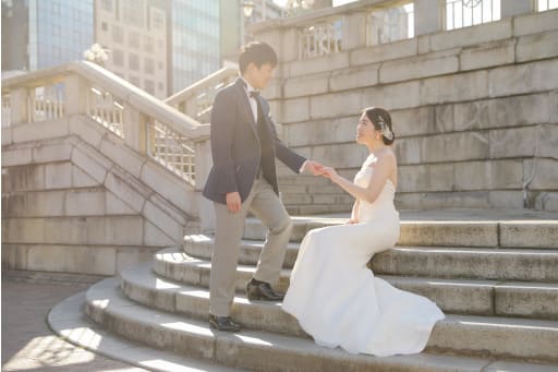 手を差し伸べる新郎さん