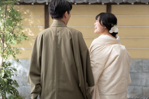 肩を寄せ合って微笑む、仲睦まじい後ろ姿