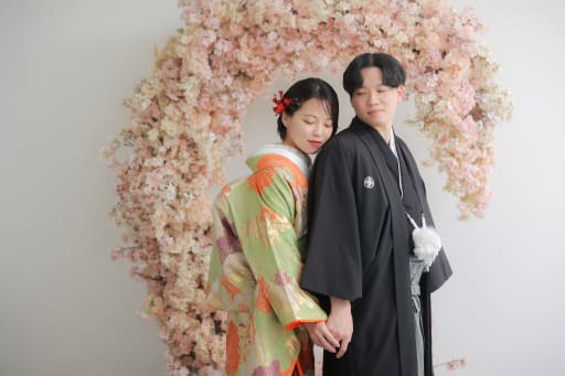 桜のフレームの下で、そっと肩を寄せて
