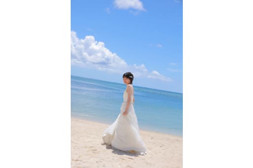 海辺にてご新婦様のソロショット