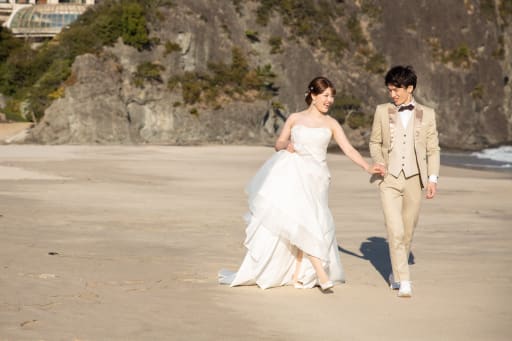 手を取り歩いて