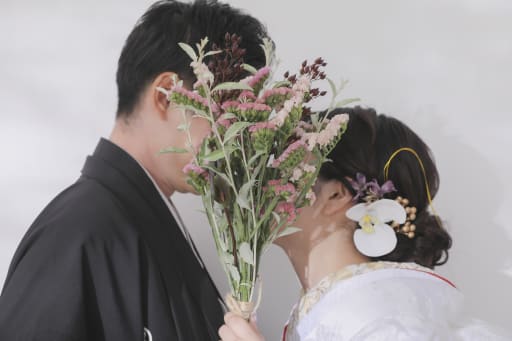 花束に隠れて