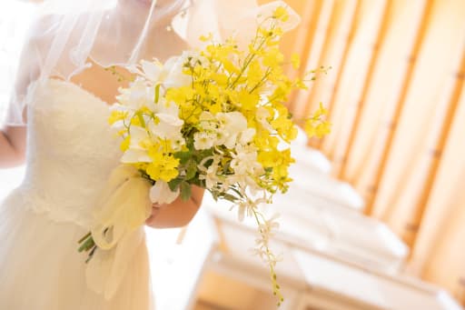 手元のブーケも華やかさをプラス！