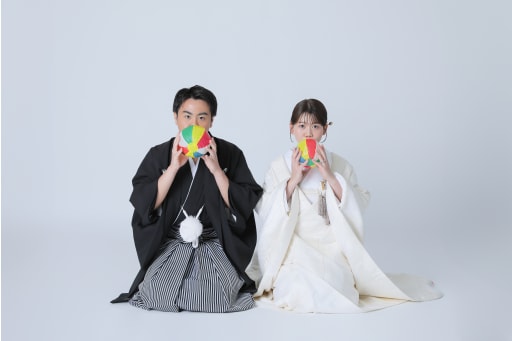 紙風船を膨らませてお顔隠し！！白背景に差し色も可愛いです！！ 楽しい撮影ありがとうございました！！末長くお幸せに！！