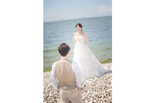 プロポーズをしているようなお写真。みなさん憧れのポーズですよね